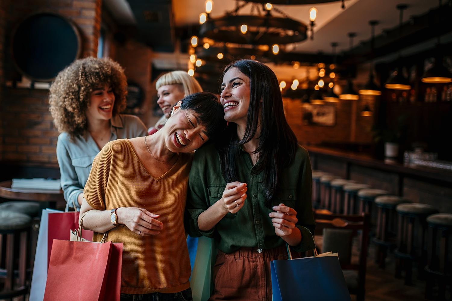 Un groupe d'amis pratiquent une nouvelle langue qu'ils ont apprise.