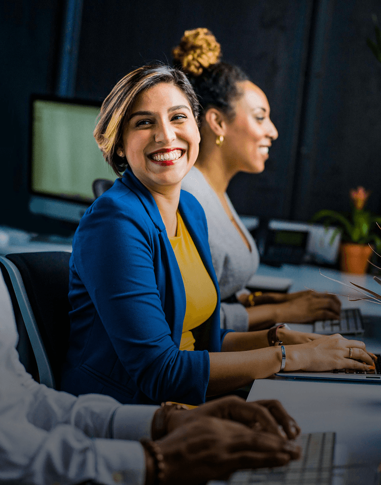 Les employés heureux utilisent une plateforme d’apprentissage des langues sur leur lieu de travail.