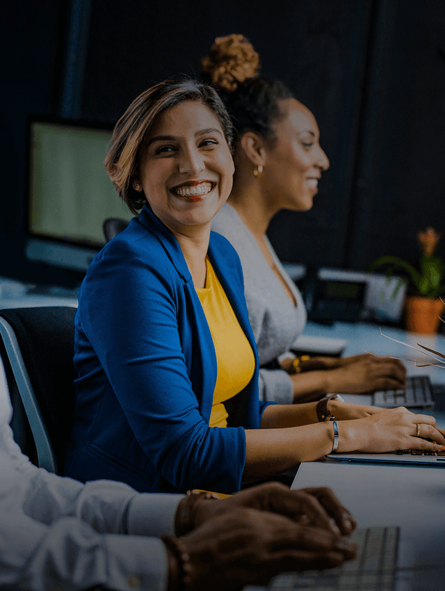 Les employés heureux utilisent une plateforme d’apprentissage des langues sur leur lieu de travail.