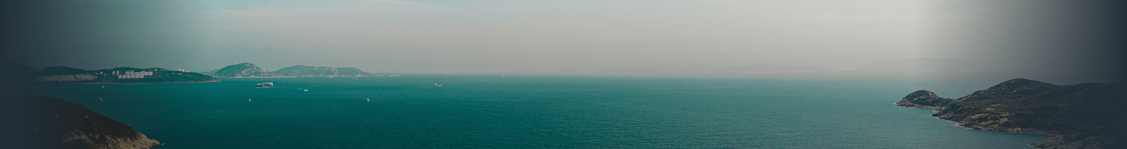 Image d'un magnifique paysage marin avec des statistiques montrant que 22 000 établissements d'enseignement, 9 000 organisations publiques et à but non lucratif, 12 000 entreprises et des millions d'apprenants dans le monde utilisent Rosetta Stone.