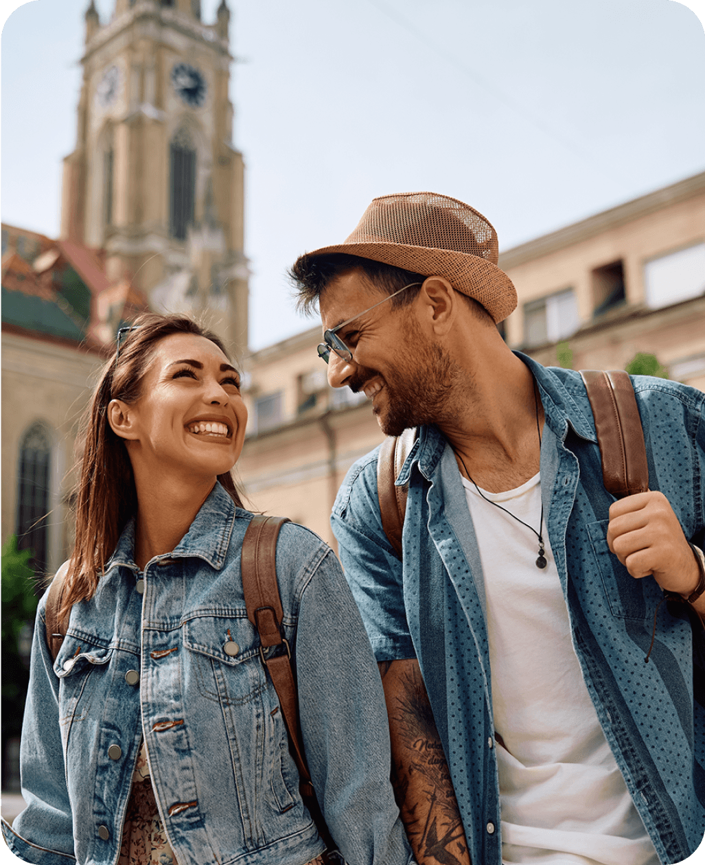 Couple souriant marchant dehors, représentant l'utilité des langues dans la vraie vie.