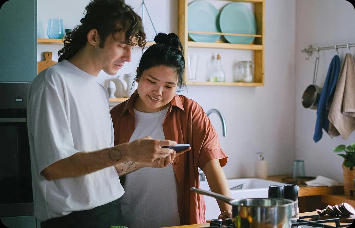 Deux personnes apprennent ensemble à l'aide d'un appareil mobile.