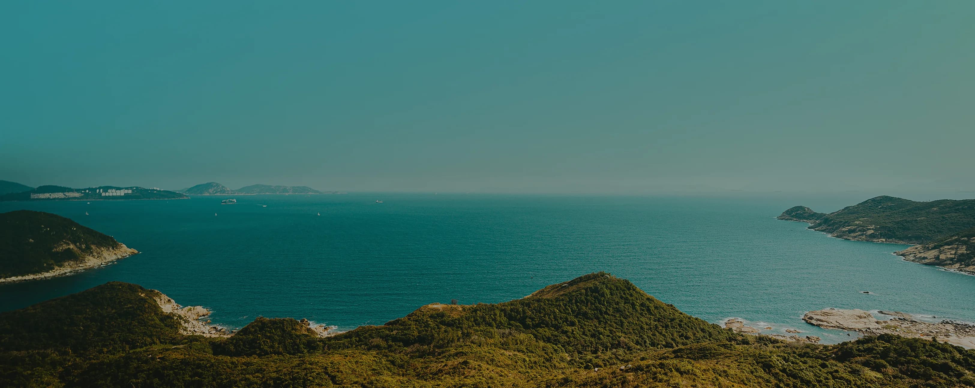 Image d'un magnifique paysage marin avec des statistiques montrant que 22 000 établissements d'enseignement, 9 000 organisations publiques et à but non lucratif, 12 000 entreprises et des millions d'apprenants dans le monde utilisent Rosetta Stone.